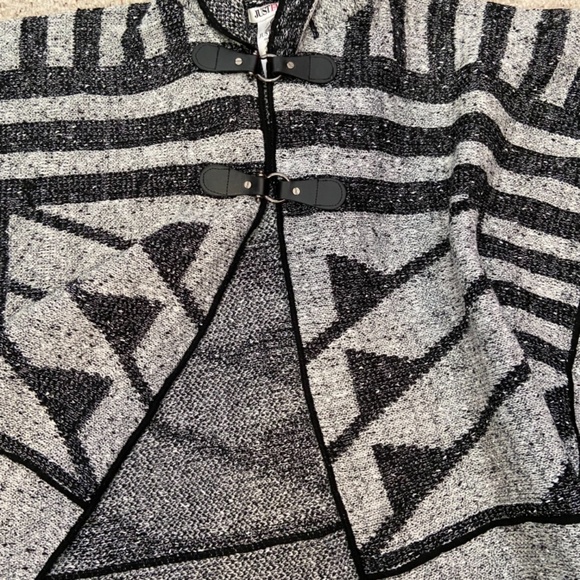 JustFab Sweater Poncho - Picture 2 of 3